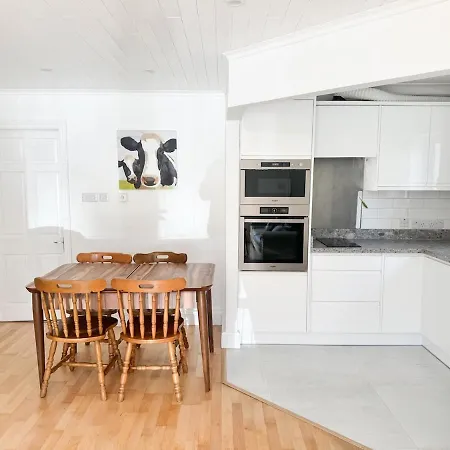 Apartment Ground Floor 2br Parking X 2 Train And Bus 5 Min