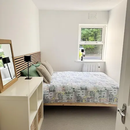 Apartment Ground Floor 2br Parking X 2 Train And Bus 5 Min *