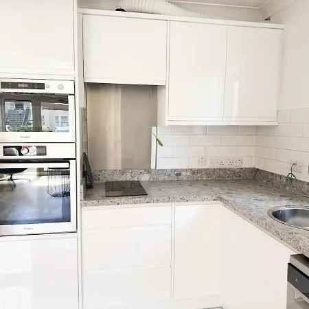 Ground Floor 2br Parking X 2 Train And Bus 5 Min *