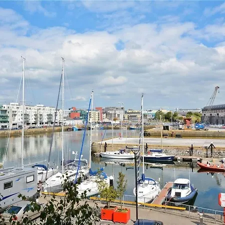 Ground Floor 2br Parking X 2 Train And Bus 5 Min Apartment Galway
