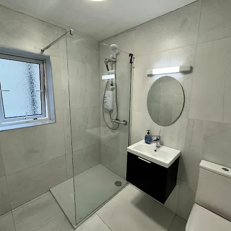 Ground Floor 2br Parking X 2 Train And Bus 5 Min Apartment Galway