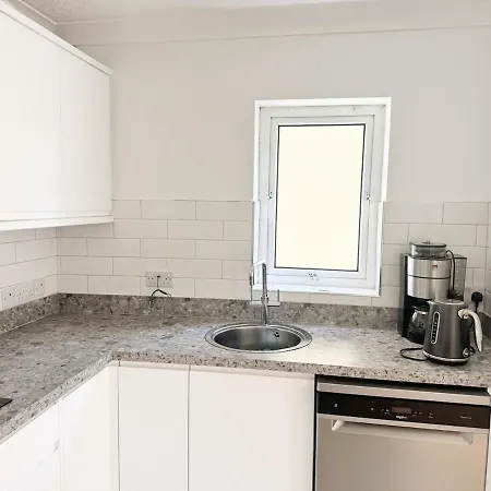 Ground Floor 2br Parking X 2 Train And Bus 5 Min