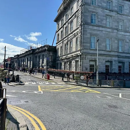 Ground Floor 2br Parking X 2 Train And Bus 5 Min * Galway