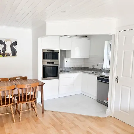 Ground Floor 2br Parking X 2 Train And Bus 5 Min * Galway