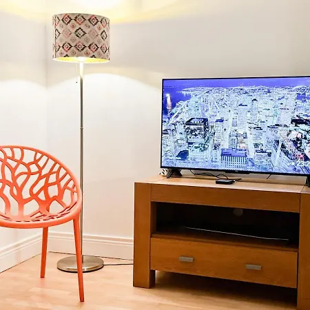 Ground Floor 2br Parking X 2 Train And Bus 5 Min *