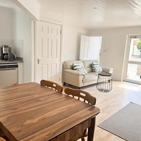 Ground Floor 2br Parking X 2 Train And Bus 5 Min Apartment Galway