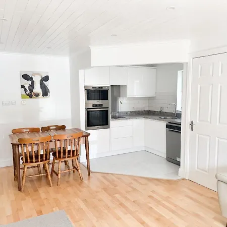 Ground Floor 2br Parking X 2 Train And Bus 5 Min Apartment *