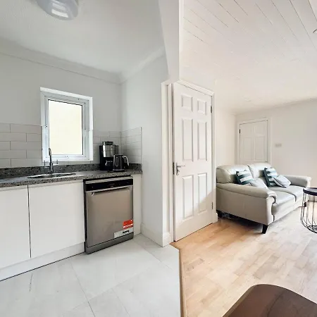 Apartment Ground Floor 2br Parking X 2 Train And Bus 5 Min Galway