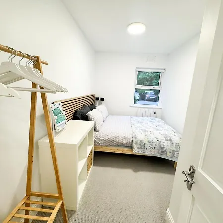Ground Floor 2br Parking X 2 Train And Bus 5 Min Apartment