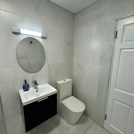 Ground Floor 2br Parking X 2 Train And Bus 5 Min Apartment